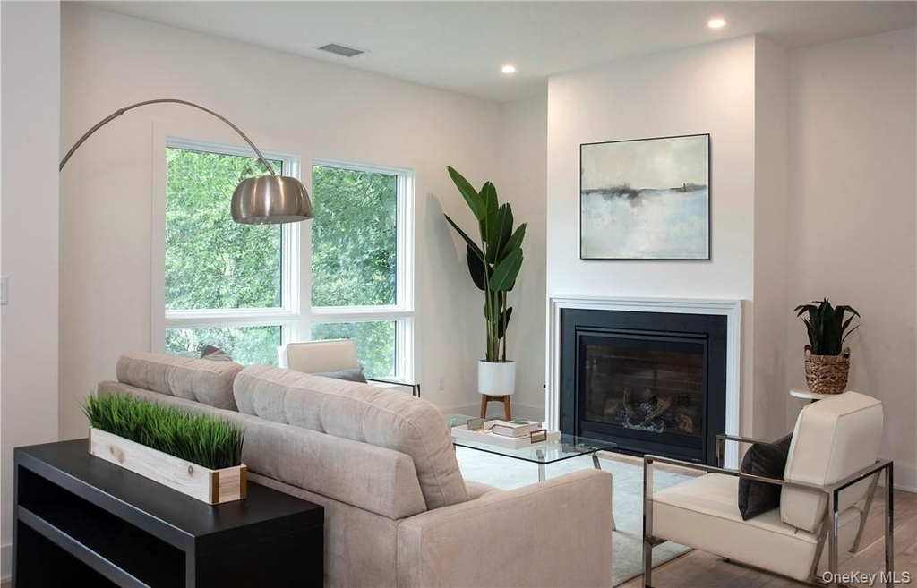 8 Boulevard W - Photo 3