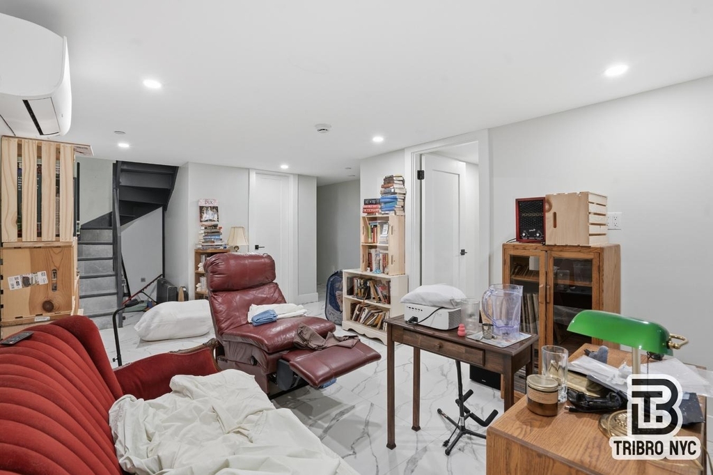 92 Manhattan Avenue - Photo 6