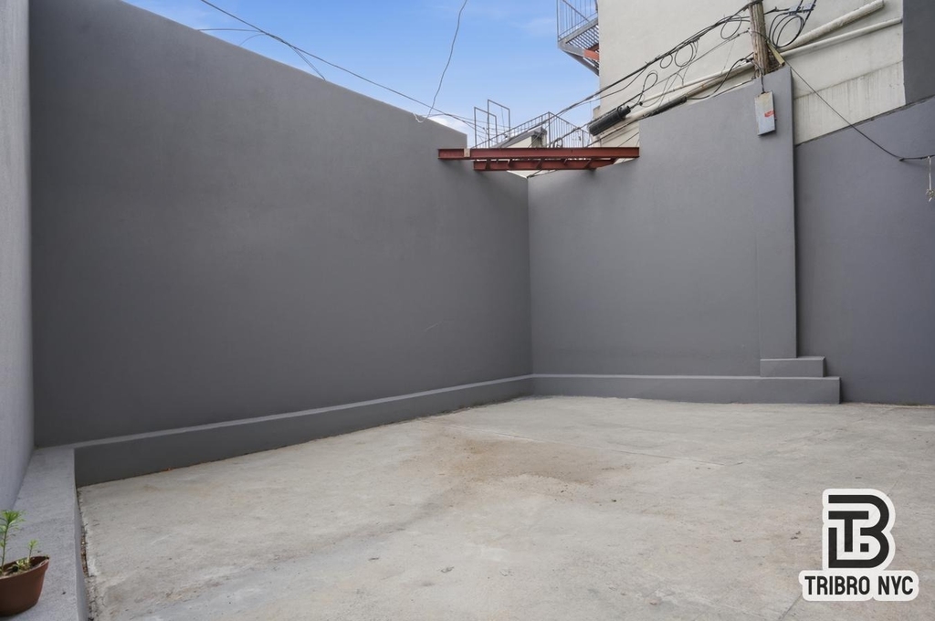 92 Manhattan Avenue - Photo 10