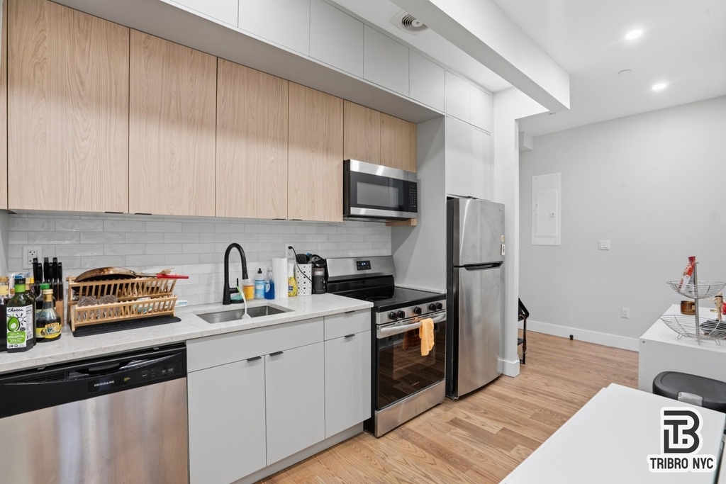92 Manhattan Avenue - Photo 0