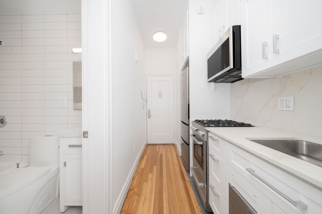 353 W 44th Street - Photo 5