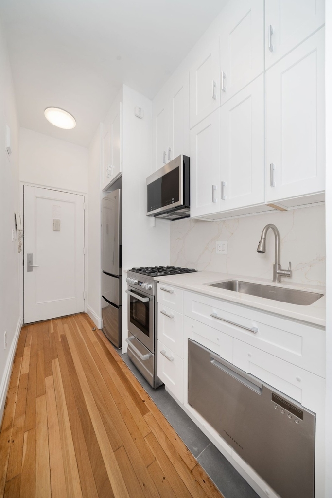 353 W 44th Street - Photo 4