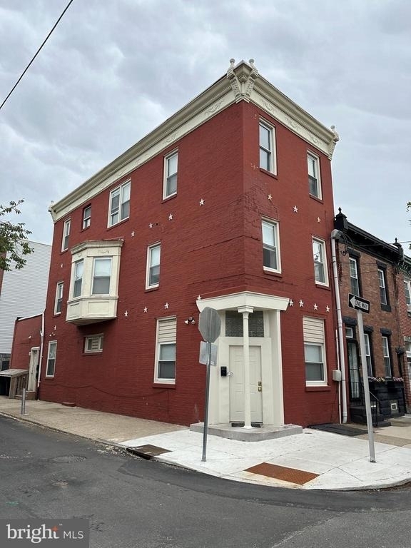 2621 E Thompson Street - Photo 1