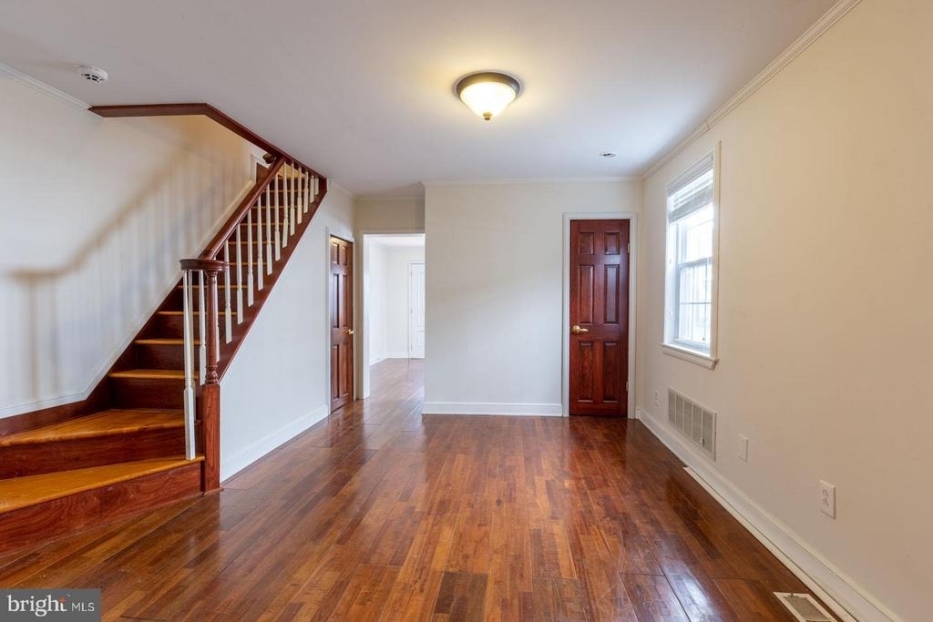 1439 E Oxford Street - Photo 2