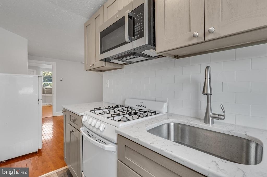 158 Montgomery Avenue - Photo 9