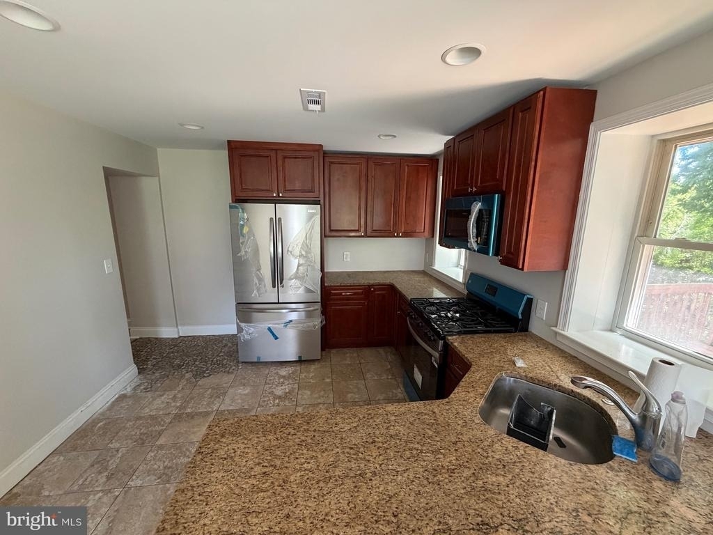 681 Summit Street - Photo 3