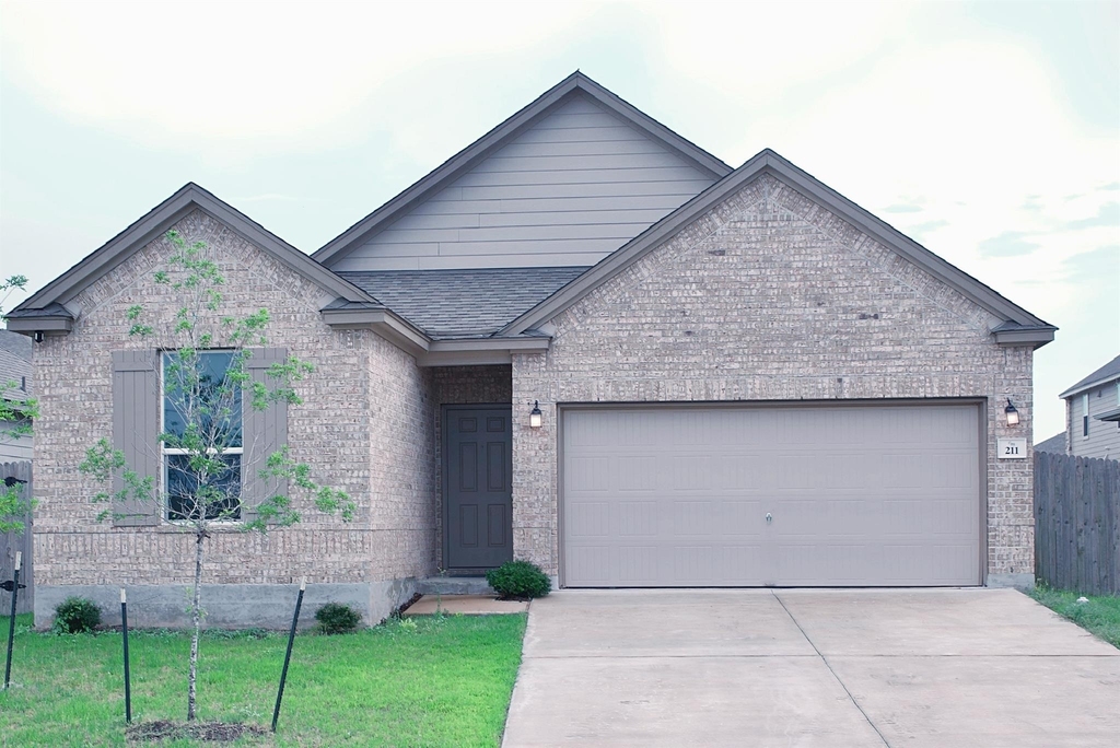211 Pitkin Dr - Photo 0