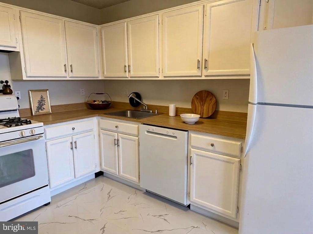 5225 Pooks Hill Road - Photo 2