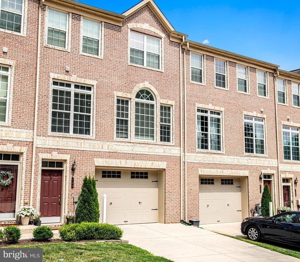 735 Perthshire Place - Photo 1
