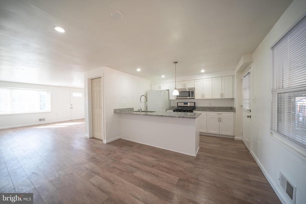 3167 Ryerson - Photo 0