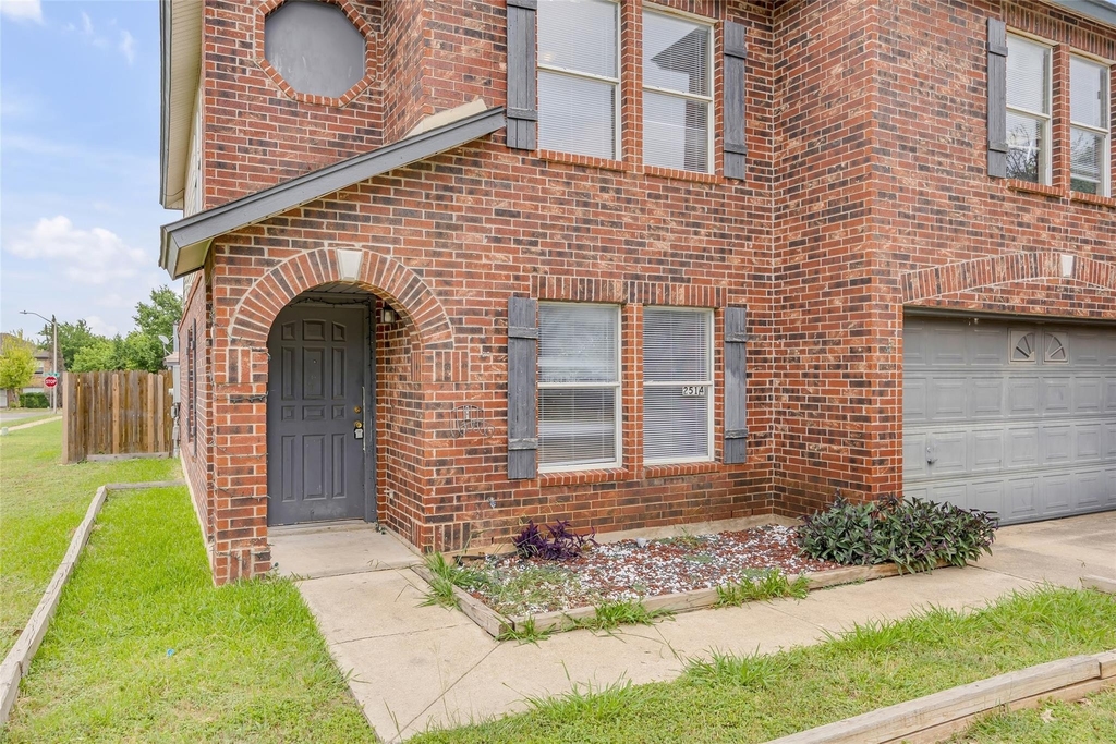 2514 Byfield Dr - Photo 2