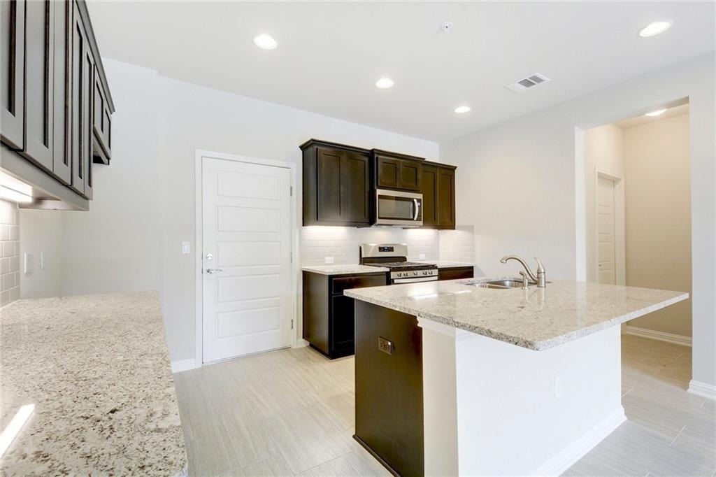 13800 Lyndhurst St - Photo 11