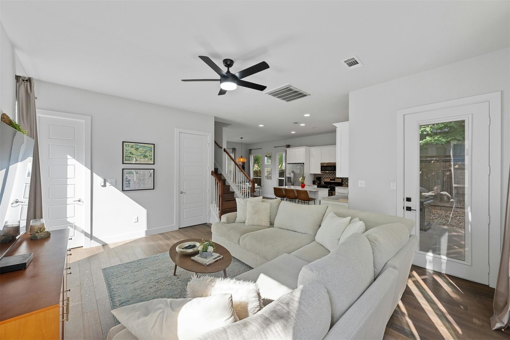 1902 E 8th St - Photo 4