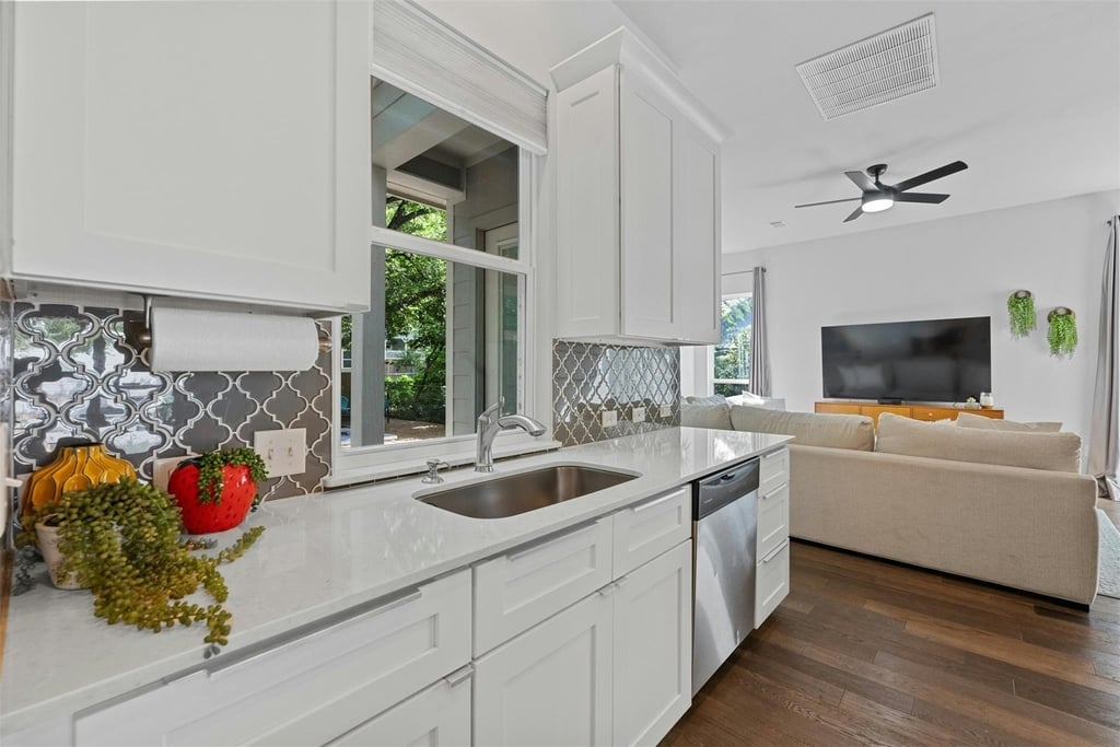 1902 E 8th St - Photo 8