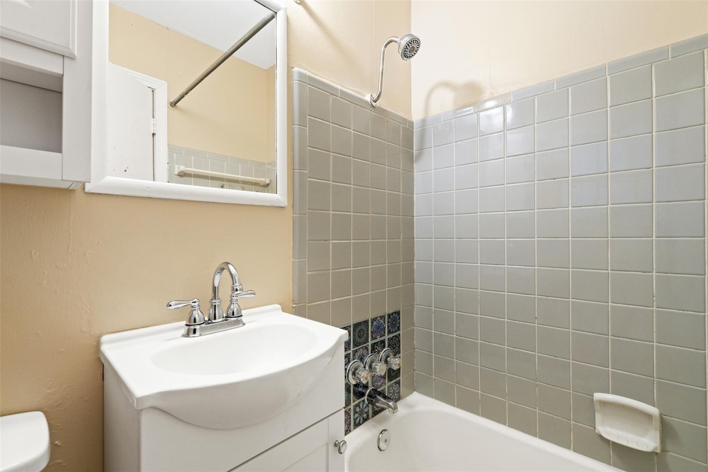 1911 W 38th Street - Photo 19