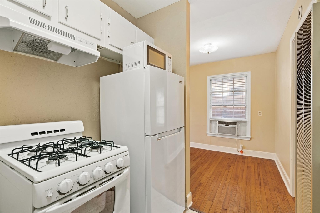 1911 W 38th Street - Photo 11