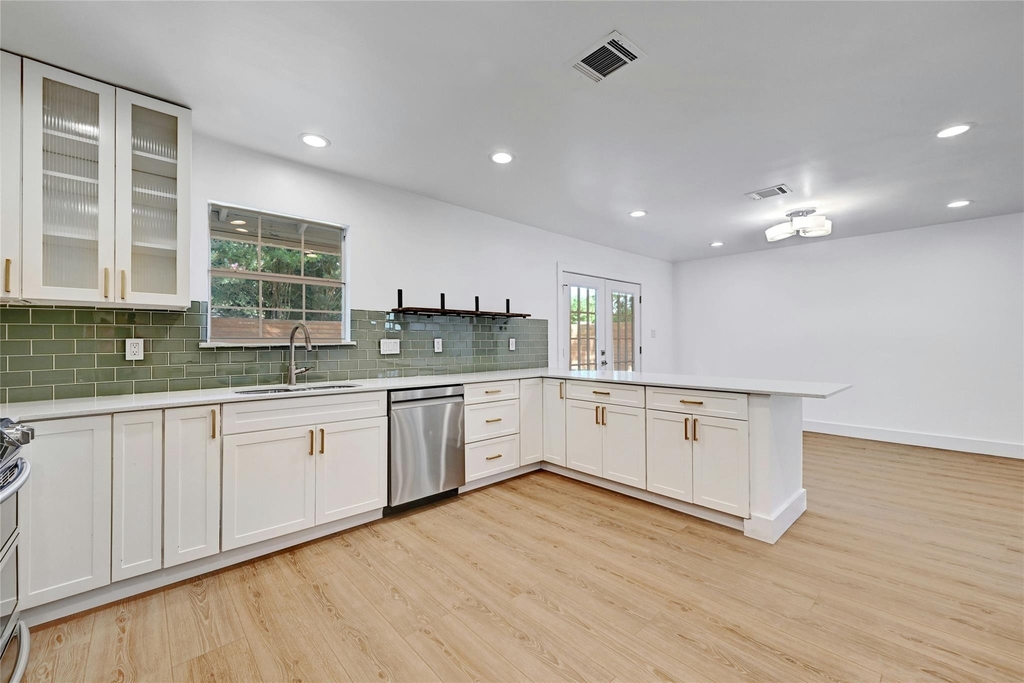 2604 Berkett Dr - Photo 8