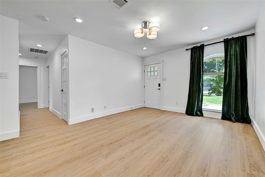 2604 Berkett Dr - Photo 3