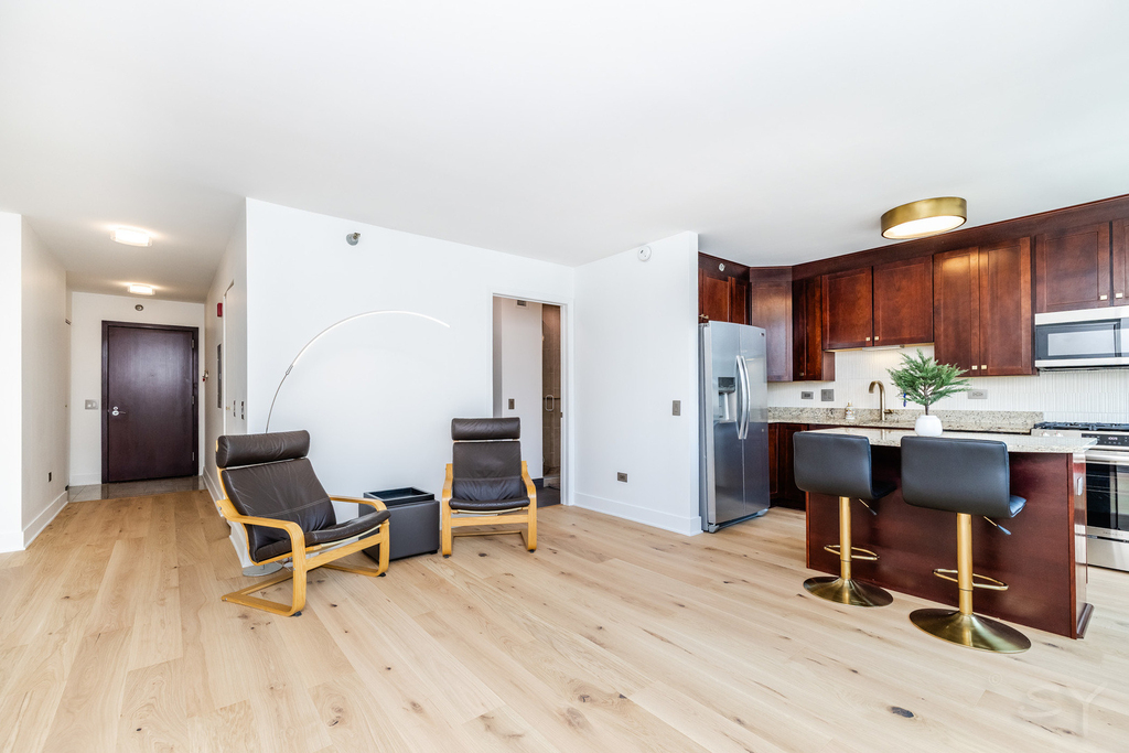 33 W Ontario Street - Photo 2
