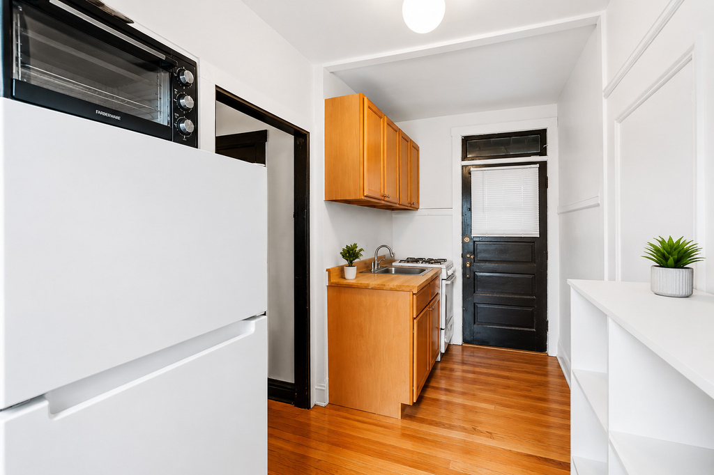 658 W Oakdale Avenue - Photo 7