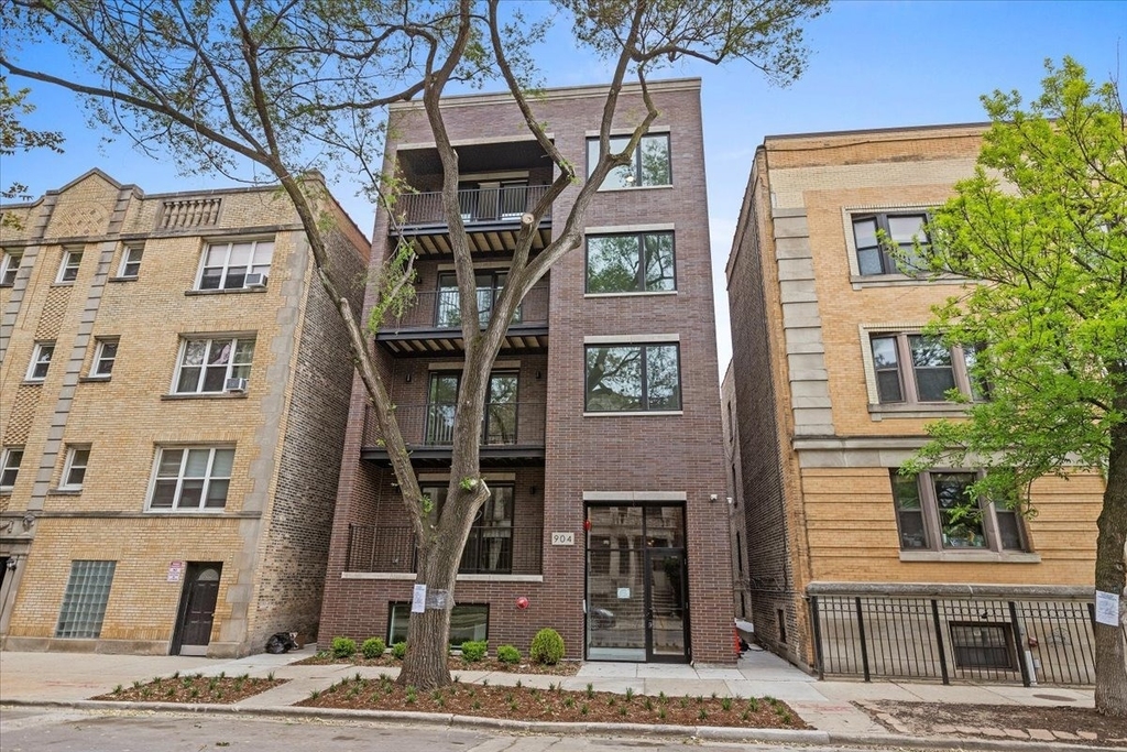 904 W Dakin Street - Photo 0