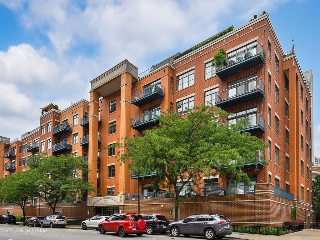 550 W Fulton Street - Photo 0