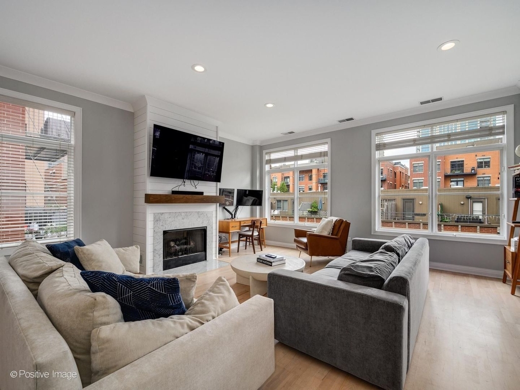 550 W Fulton Street - Photo 2
