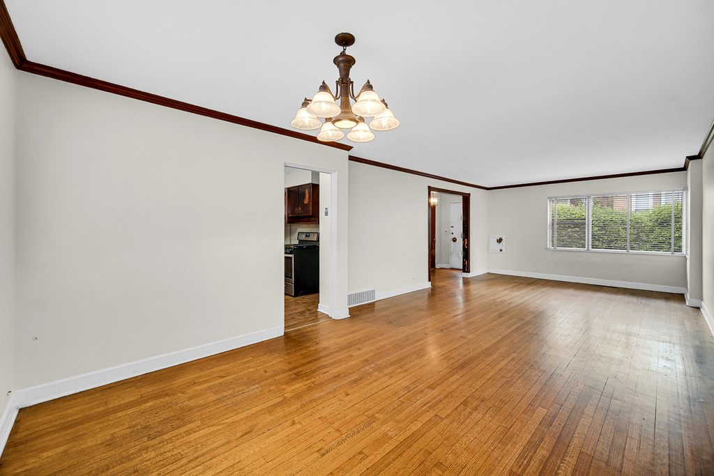7248 N Ridge Boulevard - Photo 5