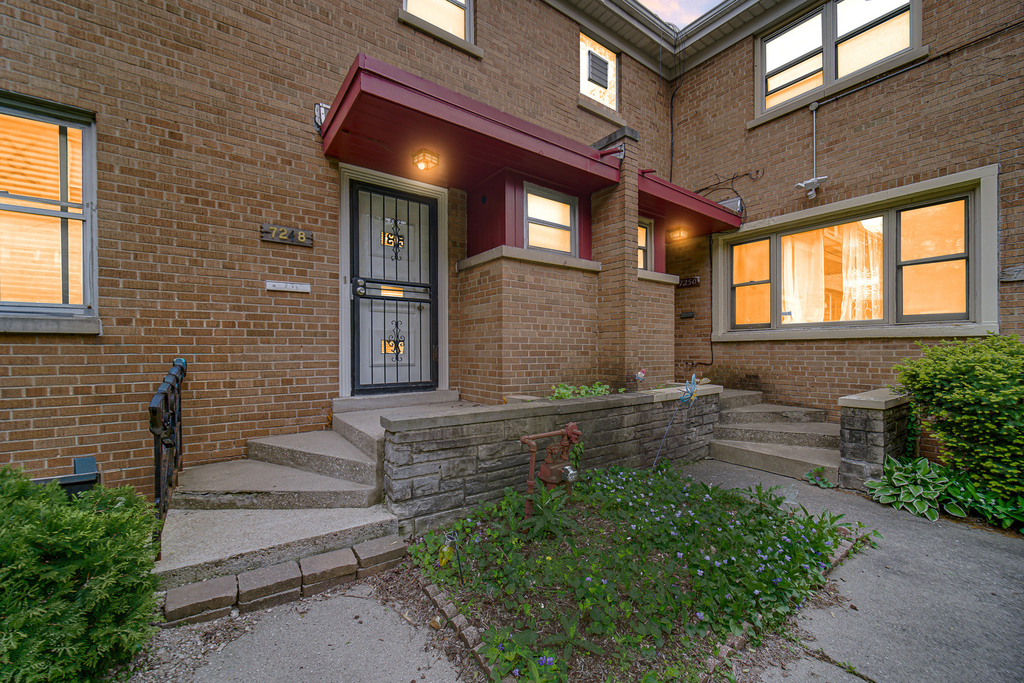 7248 N Ridge Boulevard - Photo 1