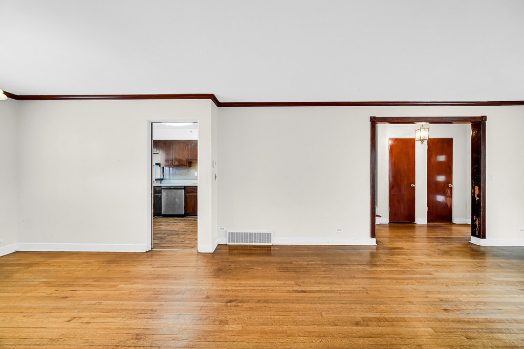7248 N Ridge Boulevard - Photo 2