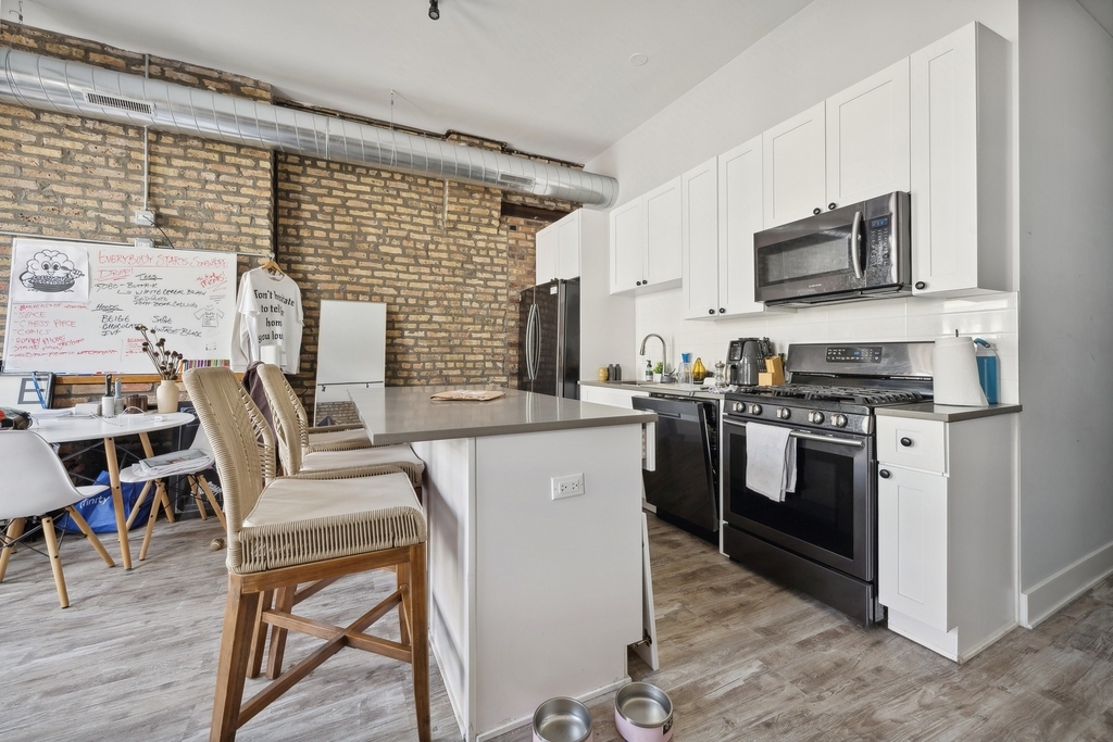 1572 N Milwaukee Avenue - Photo 2