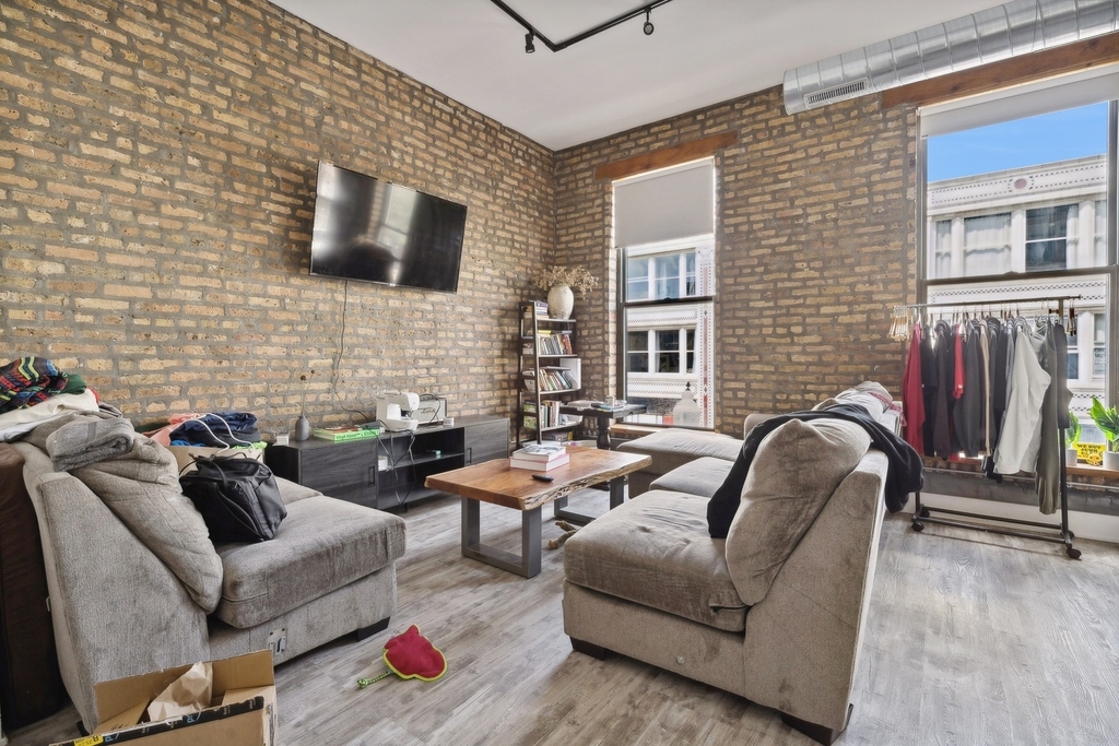 1572 N Milwaukee Avenue - Photo 1