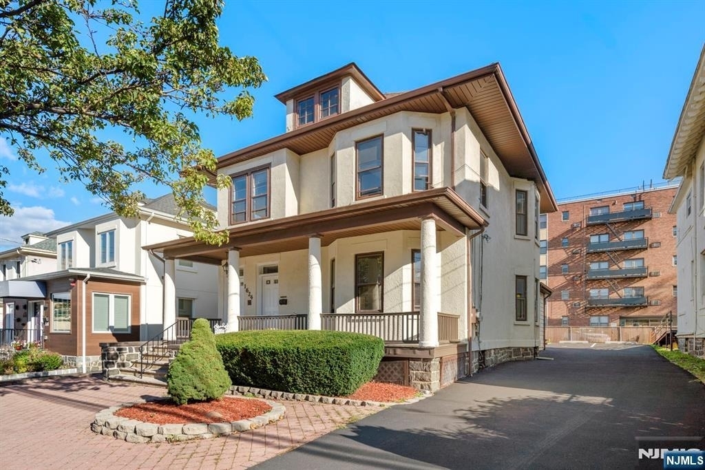 1624 Center - Photo 0
