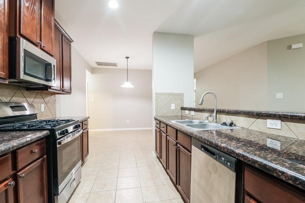 2815 Lexington Park Drive - Photo 6