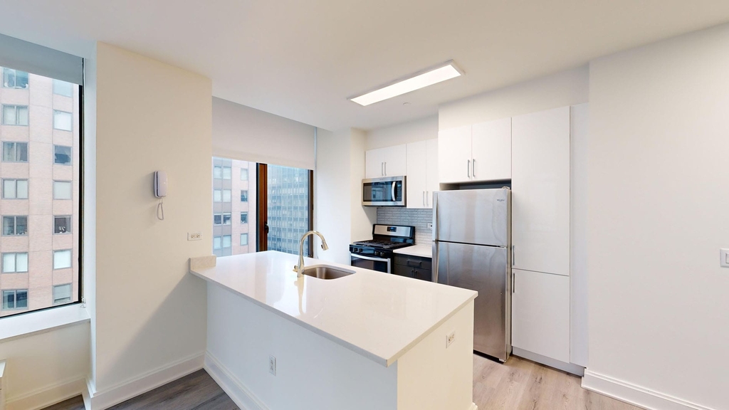10 Hanover Square - Photo 1