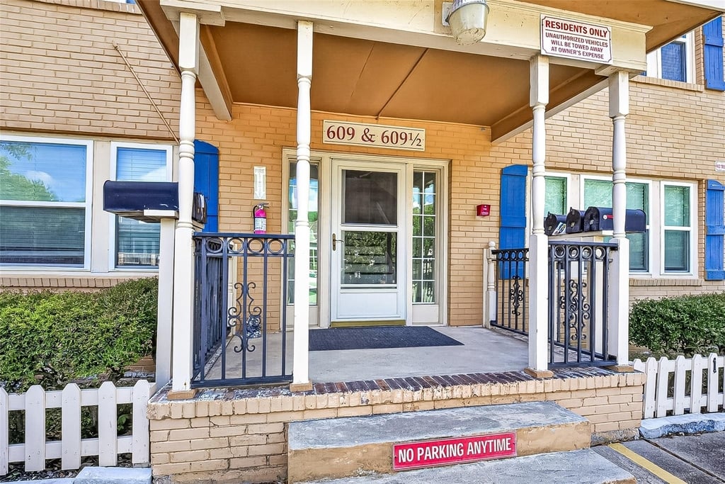 609 Cortlandt Street - Photo 1