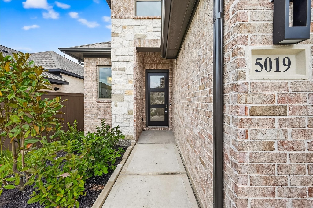 5019 Bowen Prairie Drive - Photo 4