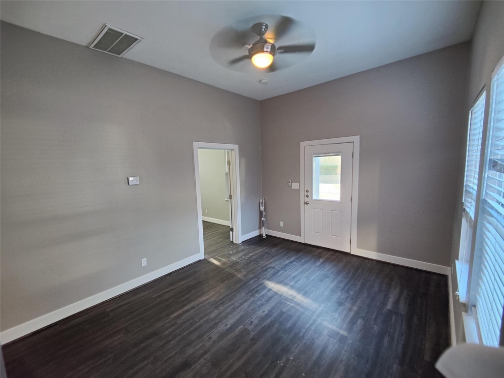 711 Graham Place - Photo 2