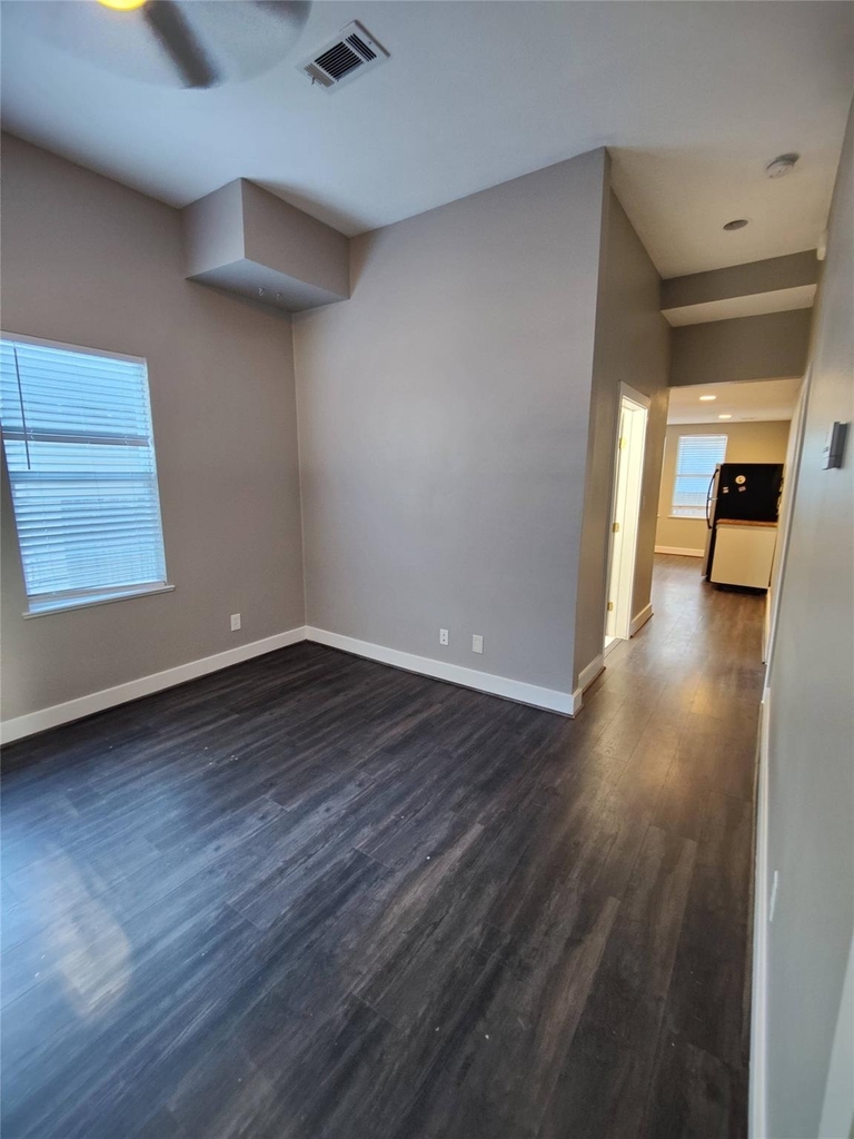 711 Graham Place - Photo 3