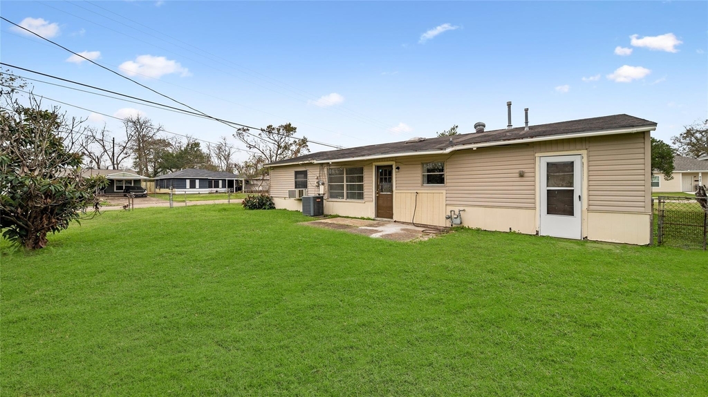 8171 Redfern Drive - Photo 11