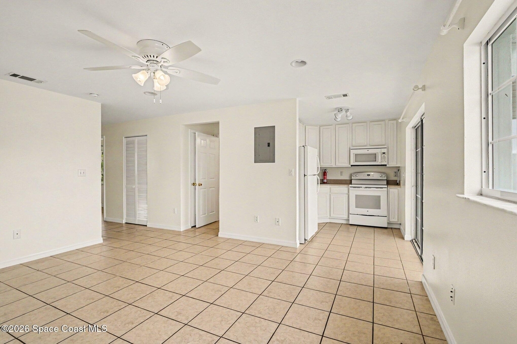 255 W Towne Place - Photo 2