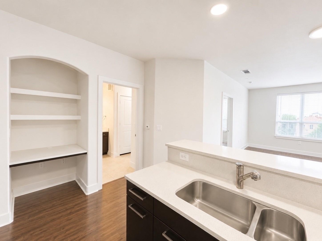 1340 W Gray Street - Photo 0