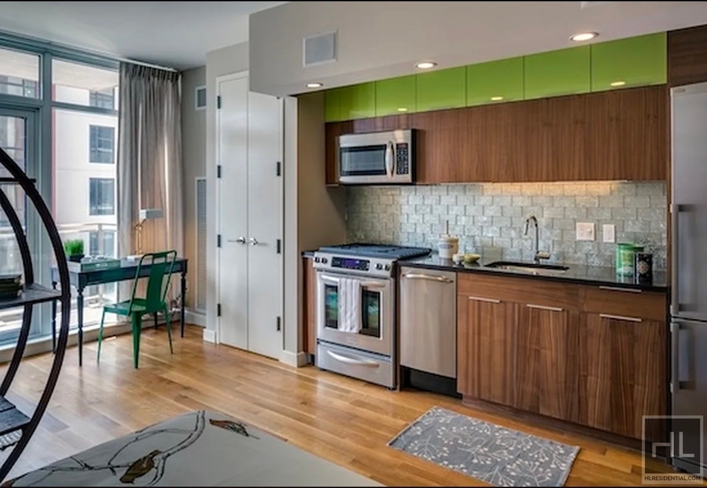 Bedford Avenue - Photo 1