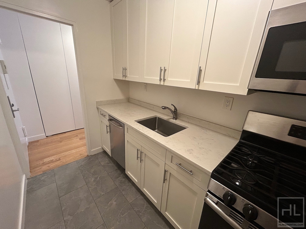 East 49 Street - Photo 1