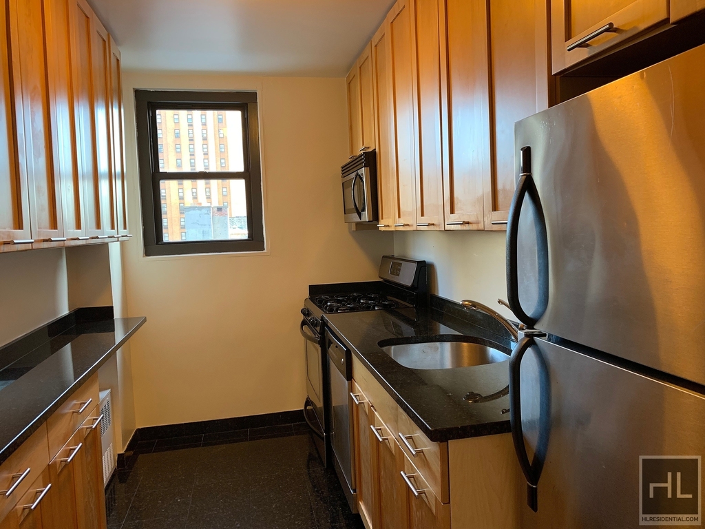 East 49 Street - Photo 4