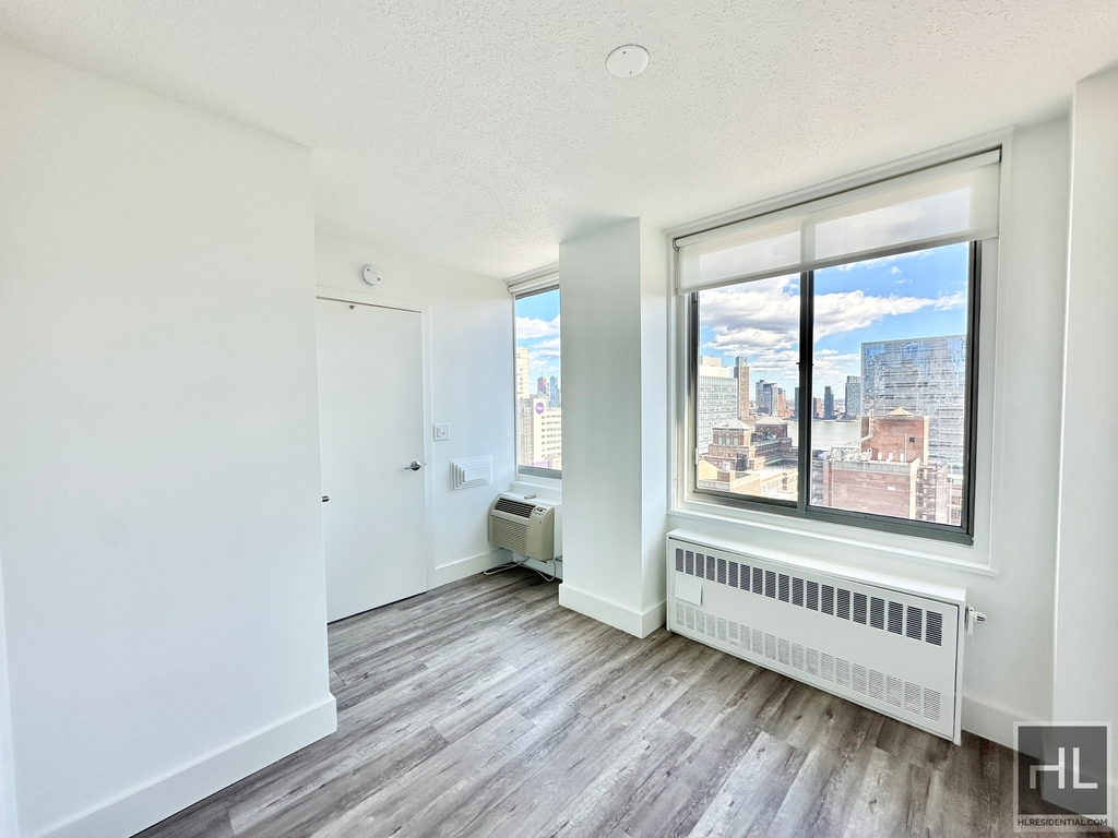 Second Avenue - Photo 1