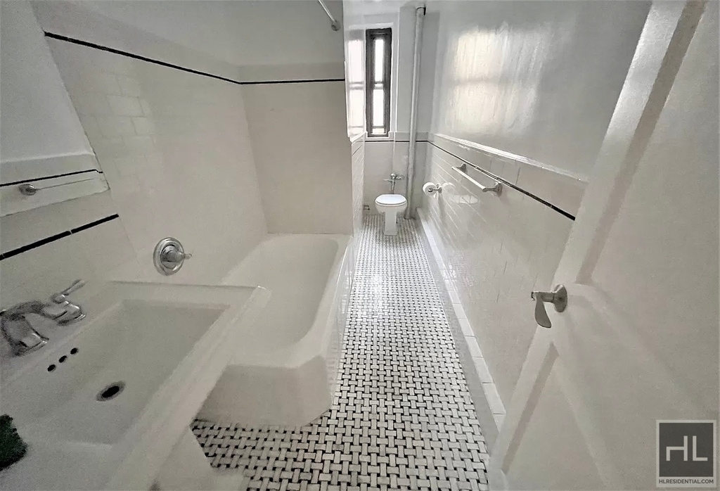 East 56 Street - Photo 3