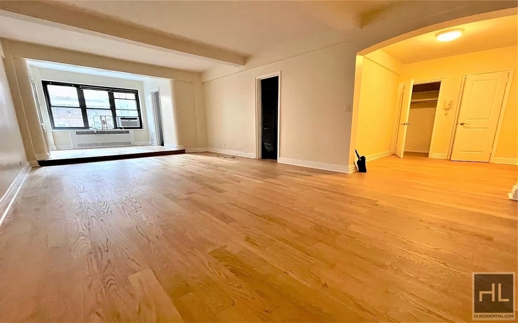 East 56 Street - Photo 2