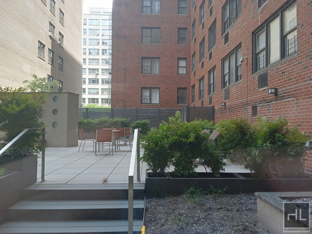 East 79th Street - Photo 15