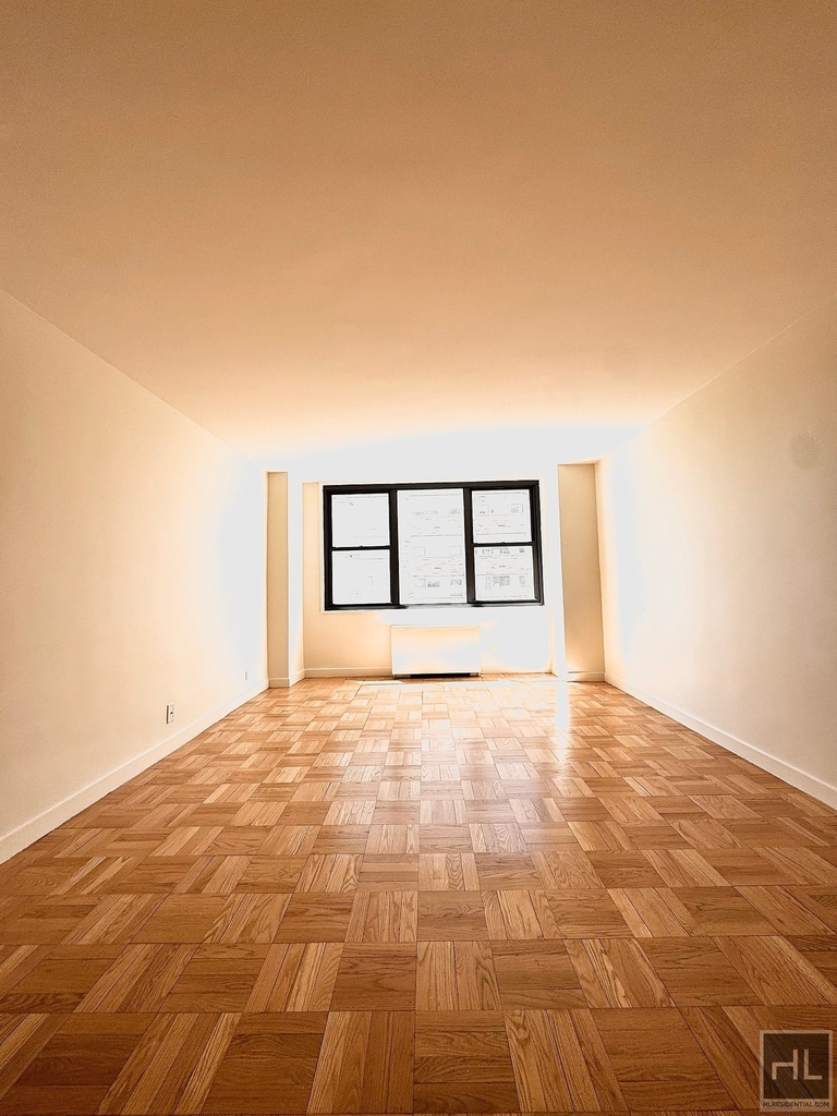 East 49 Street - Photo 1